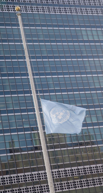 紐約聯合國總部聯合國旗幟下半旗悼念。AP