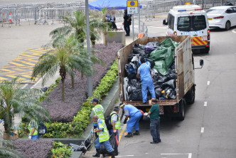 清潔工人在立法會外清理示威者遺下的垃圾。