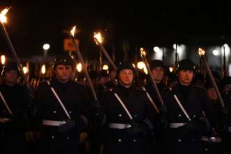仪式上，士兵会点燃火炬、列队行进，并由军乐队奏乐。AP图