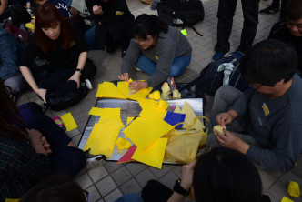 部份人早上在中環愛丁堡廣場舉行集會，以紙摺出「黃頭盔」，