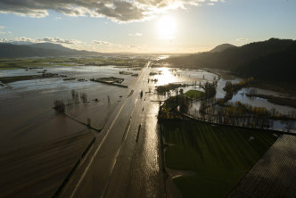 暴雨引发泛滥和山泥倾泻。AP图片