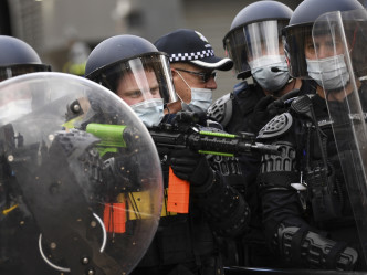 澳洲悉尼及墨爾本有市民上街抗議封城，引發警民衝突。AP相片