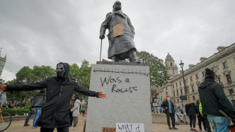 邱吉爾雕像成為反種族主義示威者的攻擊對象。AP