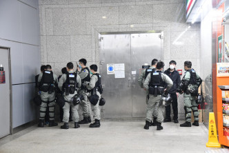 入境大樓防暴警察截查可疑人士。