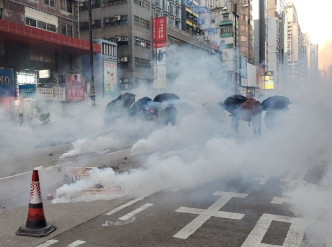 警方施放催泪弹。资料图片