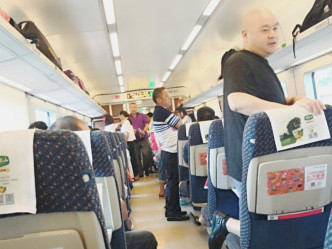 乘客被困廣深高鐵列車上。網上圖片
