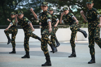 訓練以中式步操及軍體拳為主。