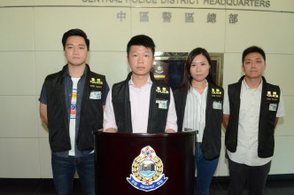 警方中区警区刑事调查队第8队主管冯润和督察（左二）