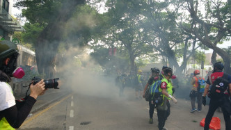 警員施放催淚彈。