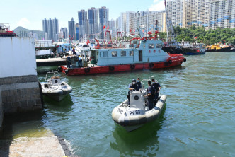 消防接報到場將屍體撈起移送到香港仔海事處碼頭。楊偉亨攝