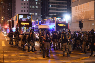 旺角防暴警察驱散示威者