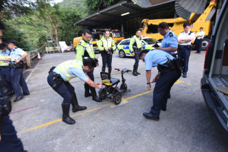 警方带走三轮车