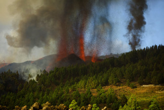 西班牙拉帕尔马岛火山爆发。AP