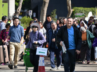 大批市民入场。