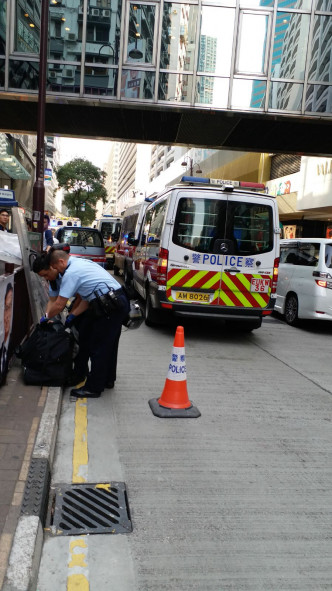 警車及救護車到場戒備。讀者提供