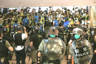 大批记者在海港城。
