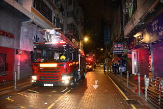消防到场将男子救返地面。