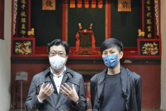非物质文化遗产办事处馆长伍志和(左)和客席策展人萧国健(右)。 卢江球摄