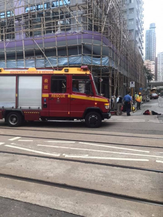 消防接報趕至現場，為受傷女子急救並送院。網民‎Leo Tam‎/ fb群組「香港突發事故報料區」