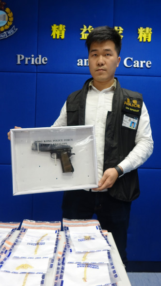 劫案中使用的枪械是塑胶枪。梁国峰摄