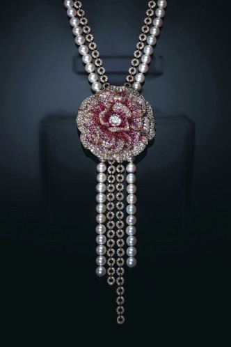May Rose項鏈，以粉紅金及鉑金鑲嵌鑽石、粉紅色藍寶石及養珠，當中包含一顆重約2.02卡的圓形切割鑽石。（$7,332,000）