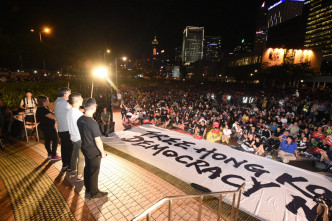 入夜後大批市民聚集。