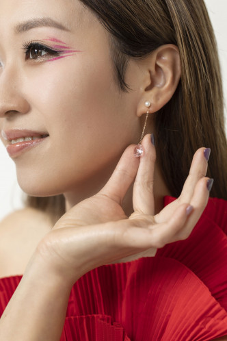 限量版 Lacrima 耳環售價為$1,500一對，18K玫瑰金耳環配上珍珠和澳大利粉紅水晶，盡顯高雅氣質。