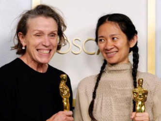 《浪迹天地》夺得「最佳导演」「最佳电影」及「最佳女主角」三大奖项。