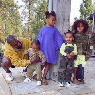 Kim趁父亲节上载前夫Kanye与4名子女的照片。