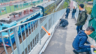 17米扶手欄桿涉被人擲下，影響列車服務。資料圖片
