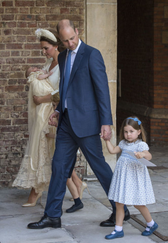 路易的哥哥佐治王子及姊姊夏洛特公主牵着威廉的手进入教堂。AP