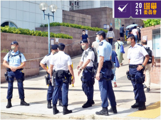 在九龙公园的票站，警方安排大批军装及便衣警员在外围巡逻。