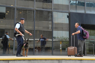 警方在區院外加強布防，並派出警犬巡邏。