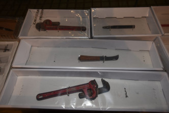 警方展示檢獲的爆竊工具。