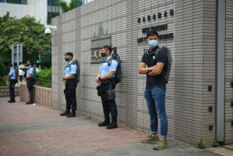 警反恐特勤队在西九龙法院一带巡逻。