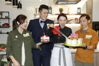 麦美恩、袁文杰、邓智坚为炜哥送上生日蛋糕。