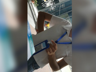 番禺广场附近，记者被店员招揽投票。（网上图片）