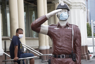 泰國警察雕像被戴上口罩。AP圖片