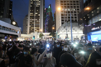 有富商擔心香港的騷亂會持續不斷。資料圖片