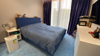 套房内大牀、窗帘及地毯均使用蓝色，舒适自然。