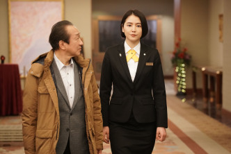 长泽正美在新片中继续饰演酒店职员。