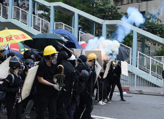 最近示威者与警方冲突不断。资料图片
