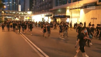 金钟中环附近一带交通已经瘫痪。香港电台图片
