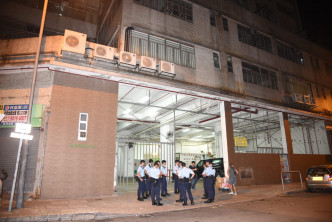 警方捣破两间怀疑由三合会操控的工厂大厦无牌酒吧。