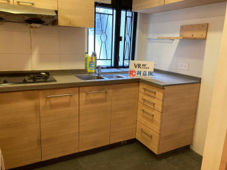 厨房配有多组厨柜，贮物空间充裕。