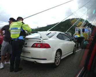 汀九橋4車相撞意外警員到場調查。網民:Ky Chow‎香港突發事故報料區