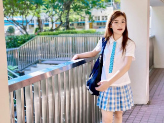 張若希之前重返中學母校拍新歌MV。