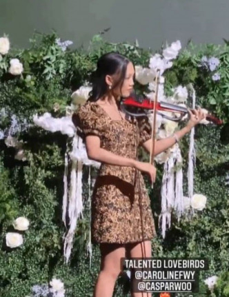 霍詠盈就表演拉小提琴。