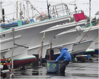 漁民及魚漁船紛紛返回避風港。 AP