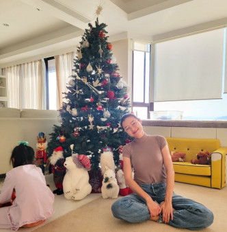 舒適生活

陳茵媺喺向海豪宅佈置聖誕樹。